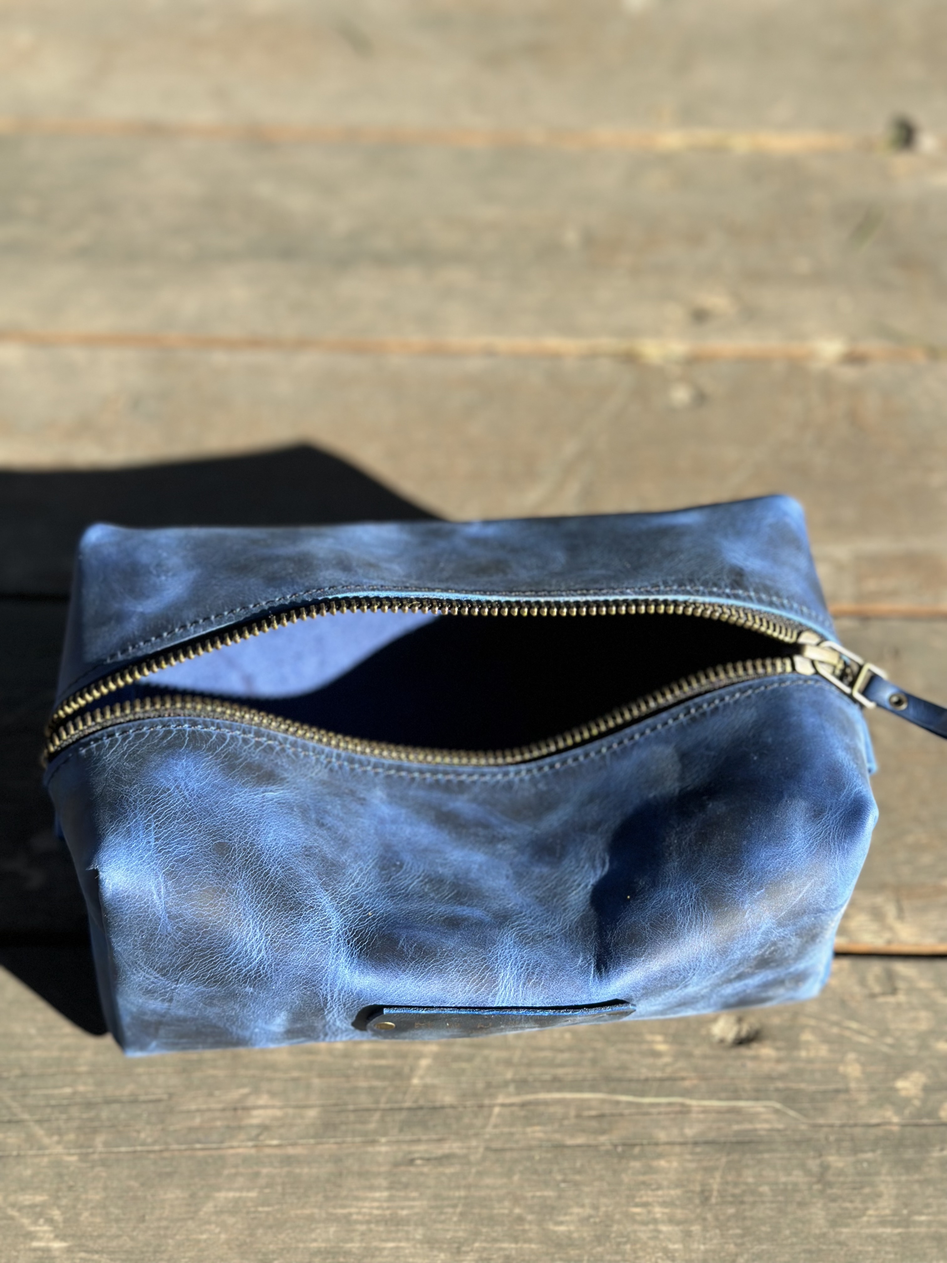 ლურჯი ტყავის დღიური და კოსმეტიკის ჩანთა